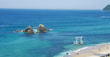 Les rochers mariés Meoto Iwa et le grand torii blanc de la plage d'Itoshima