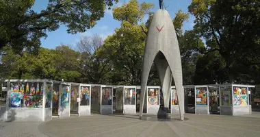 El monumento a la paz de los niños está rodeado de origamis con forma de grulla, símbolo de la paz.