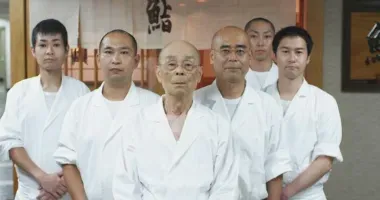 Jiro Ono y sus hijos, sus asistentes.