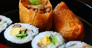 Sushi, un plato que utiliza vinagre de arroz