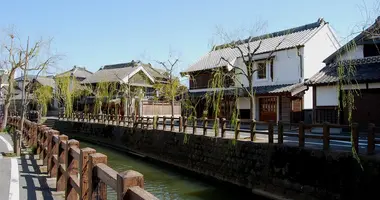 Les belles maisons traditionnelles le long de la rivière Ono