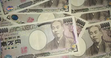 Delle banconote da 10.000 yen (76 €)