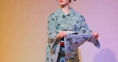 Une Maiko assurant la danse