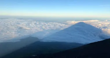 L'ombre du mont Fuji sur les nuages
