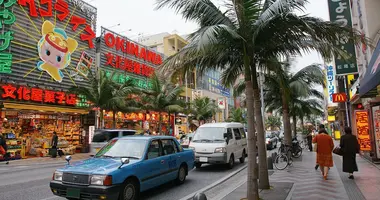 Kokusai-dori, ses palmiers et boutiques de souvenirs