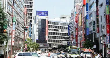 Devant la sortie est de la gare d'Ikebukuro