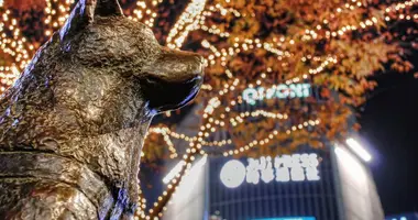 Hachikō, una de las mascotas de la línea Yamanote