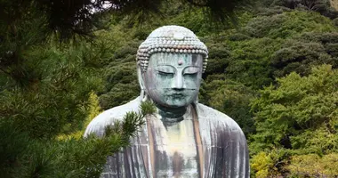 Le grand Bouddha de Kamakura dans un écrin de verdure