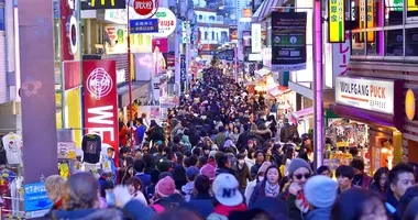 La ruelle piétonne Takeshita-dori dans le quartier de Harajuku