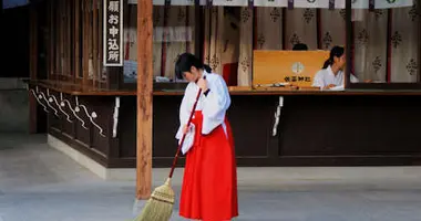Japan Visitor - miko7.jpg