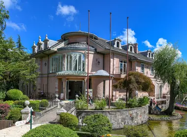 El museo Kawaguchiko Music Forest, cerca de la orilla del lago