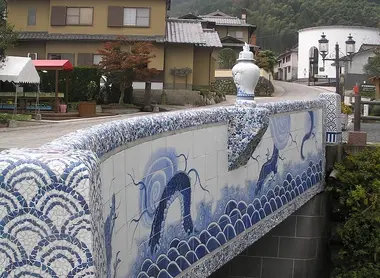 Pont du village d'Okawachiyama en porcelaine "Nabeshima -yaki"