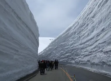 Yuki-no-Otani Snow Wall Walk