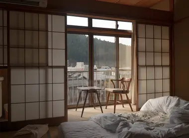 À l'intérieur d'une maison japonaise avec un balcon