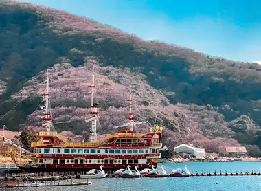 Lake Ashinoko, Hakone, Kanagawa Lake Ashinoko, Hakone, Kanagawa
