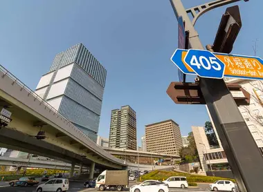 Akasaka-Mitsuke intersection, on Sotobōri-dori Avenue and Aoyama-dōri Avenue