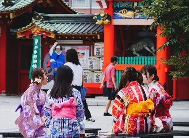 Jeunes filles portant un Yukata au sanctuaire Kanda Myoujin, Tokyo Jeunes filles portant un Yukata au sanctuaire Kanda Myoujin, Tokyo