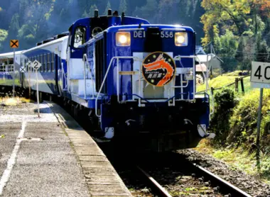 The Orochi Train at Miinohara Station, the highest station on the JR West network at 727 meters above sea level The Orochi Train at Miinohara Station, the highest station on the JR West network at 727 meters above sea level