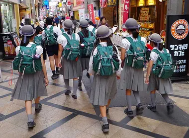 School children at Higashimuki shotengai