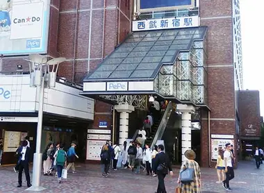 Escalator at the main (south) entrance of Seibu Shinjuku Station