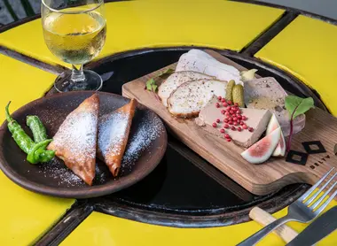 Samoussas, foie gras, piment et autres