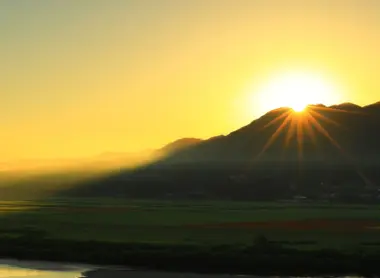 Lever de soleil à Hiraizumi, avec reflet de la montagne sur l'eau