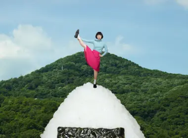 "Montagne de boulettes de riz" Femme sur un onigiri géant