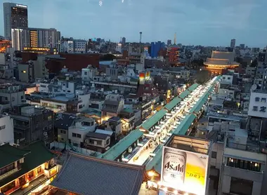 Sensoji vue de nuit depuis le Asakusa Information Center  Sensoji vue de nuit depuis le Asakusa Information Center