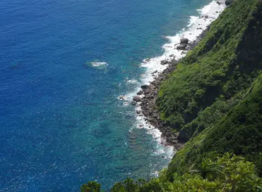 flanc de falaise donnant sur l'océan