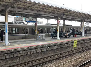 Platforms at JR Yamashina Station