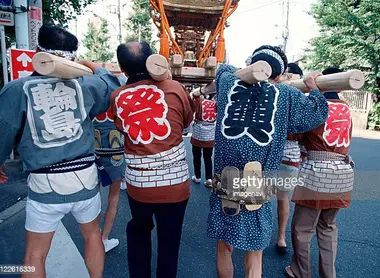 Hommes portant des happi durant un matsuri