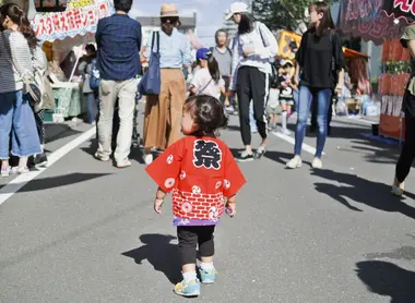 Enfant portant fièrement un happi Enfant portant fièrement un happi