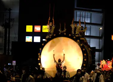 Démonstration de taiko géant Démonstration de taiko géant lors d'un matsuri d'été