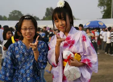Enfants portant un jinbei et un yukata