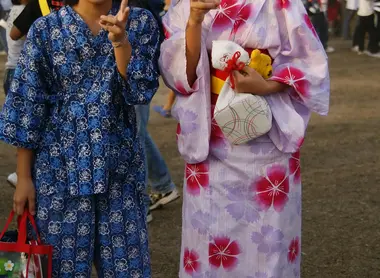 Enfants portant un jinbei et un yukata Enfants portant un jinbei et un yukata