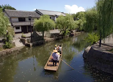 Bootsfahrt auf dem Kanal im historischen Bezirk Kurashiki Bikan, Okayama Bootsfahrt auf dem Kanal im historischen Bezirk Kurashiki Bikan, Okayama