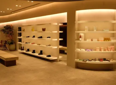 United Arrows inside Tower Plaza United Arrows inside Tower Plaza