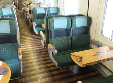Sièges confortables à bord du Yufuin no Mori