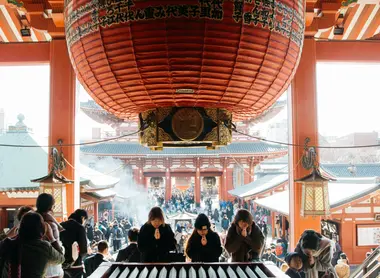 Prière dans le temple Senso-ji