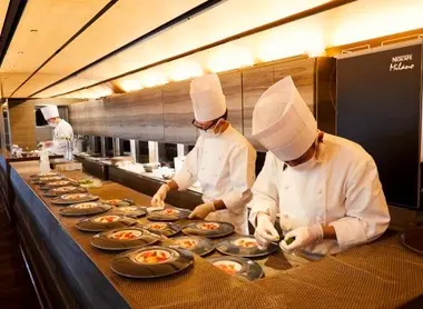 52 Seats of Happiness, open kitchen