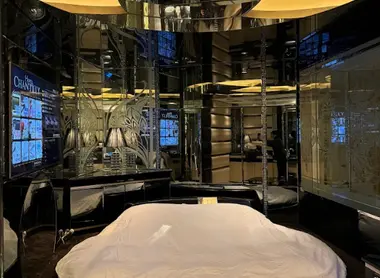 La chambre phare de l'hotel avec son lit qui tourne