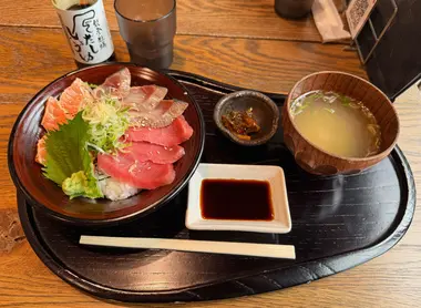Seafood bowl set at Ushiyo