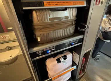 Spazio per bagagli dei posti non riservati dello Shinkansen