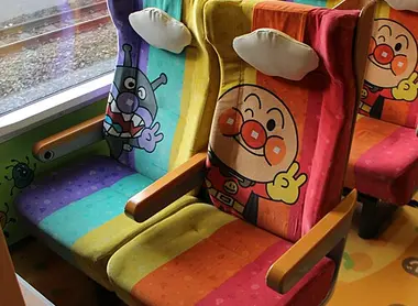 JR_shikoku_8000_anpanman_train_seat
