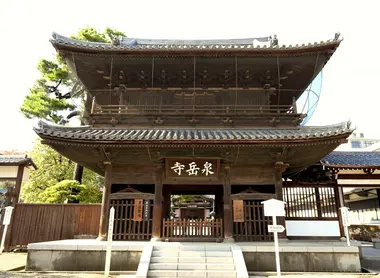 Construit en 1612 par le shogun Ieyasu Tokugawa (1543-1616), le Sengaku-ji reste aujourd’hui un lieu religieux prisé des japonais