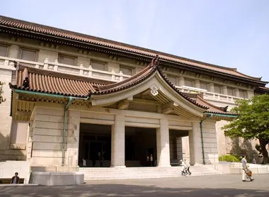 Il Museo Nazionale di Tokyo è costituito da cinque edifici, tra cui l'Honkan, miscela di architettura orientale e occidentale.