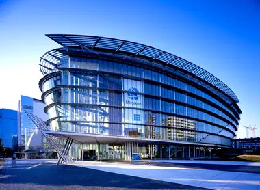 El Museo de Ciencias Emergentes e Innovación (Miraikan) es un edificio gigantesco que contiene lo último en robótica. El Museo de Ciencias Emergentes e Innovación (Miraikan) es un edificio gigantesco que contiene lo último en robótica.