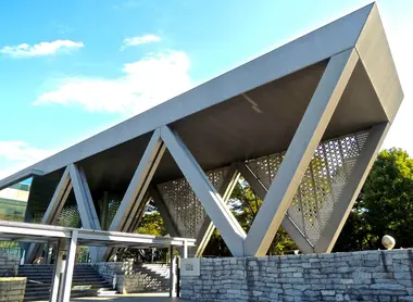 Frutto dell'architetto Takahiko Yanagisawa del Museo di Arte Contemporanea di Tokyo è stato inaugurato nel 1995.