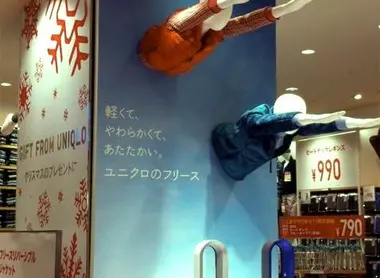 Les boutiques Uniqlo et Bic Camera, deux enseignes créatrices ont créées une boutique hybride très originale: Bicqlo à Shinjuku.