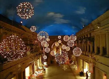 Avec cette voute bleuté, on en oublierait presque qu'on est à Tokyo au Japon.